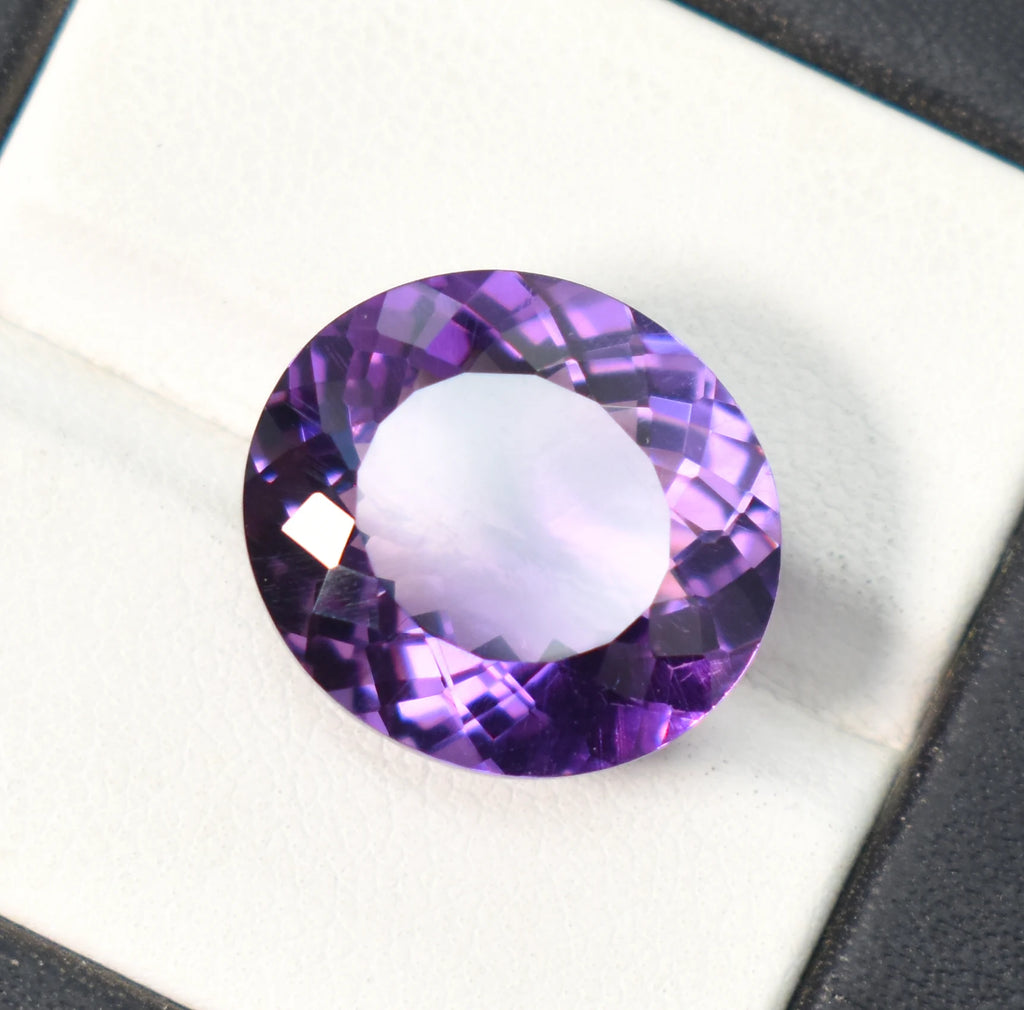 Pierre violette ovale facettée 11,60 ct