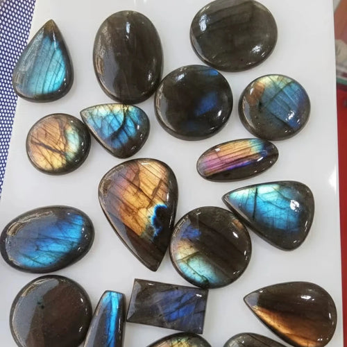 Cabochon bleu annoncé en labradorite