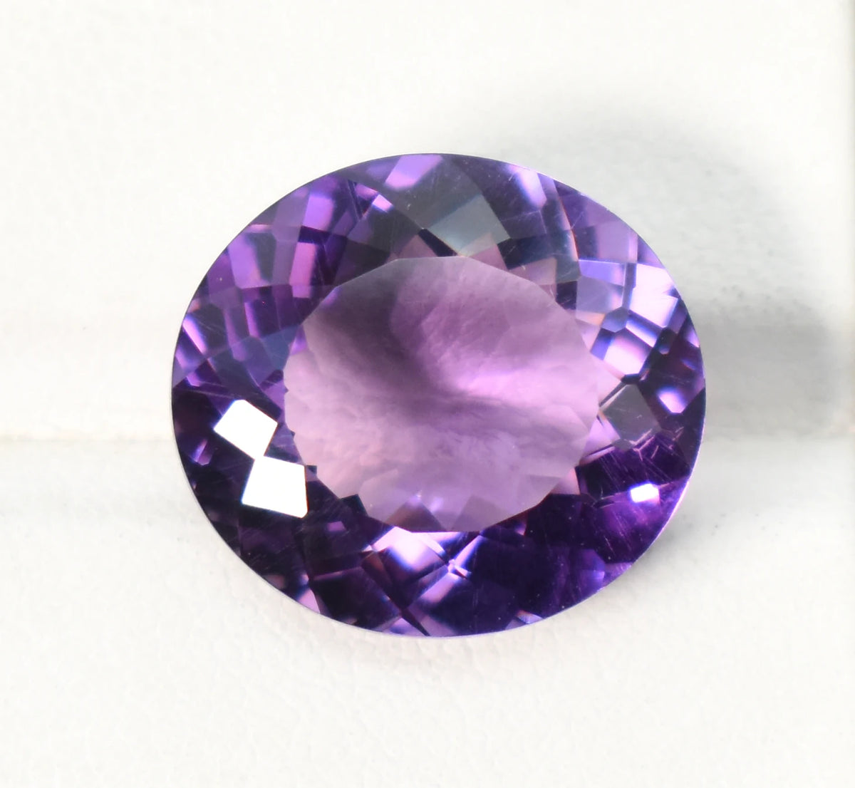Pierre violette ovale facettée 11,60 ct