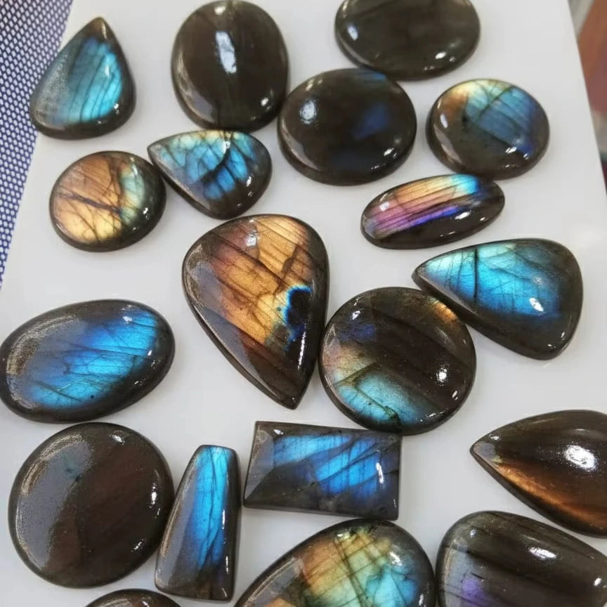 Cabochon bleu annoncé en labradorite