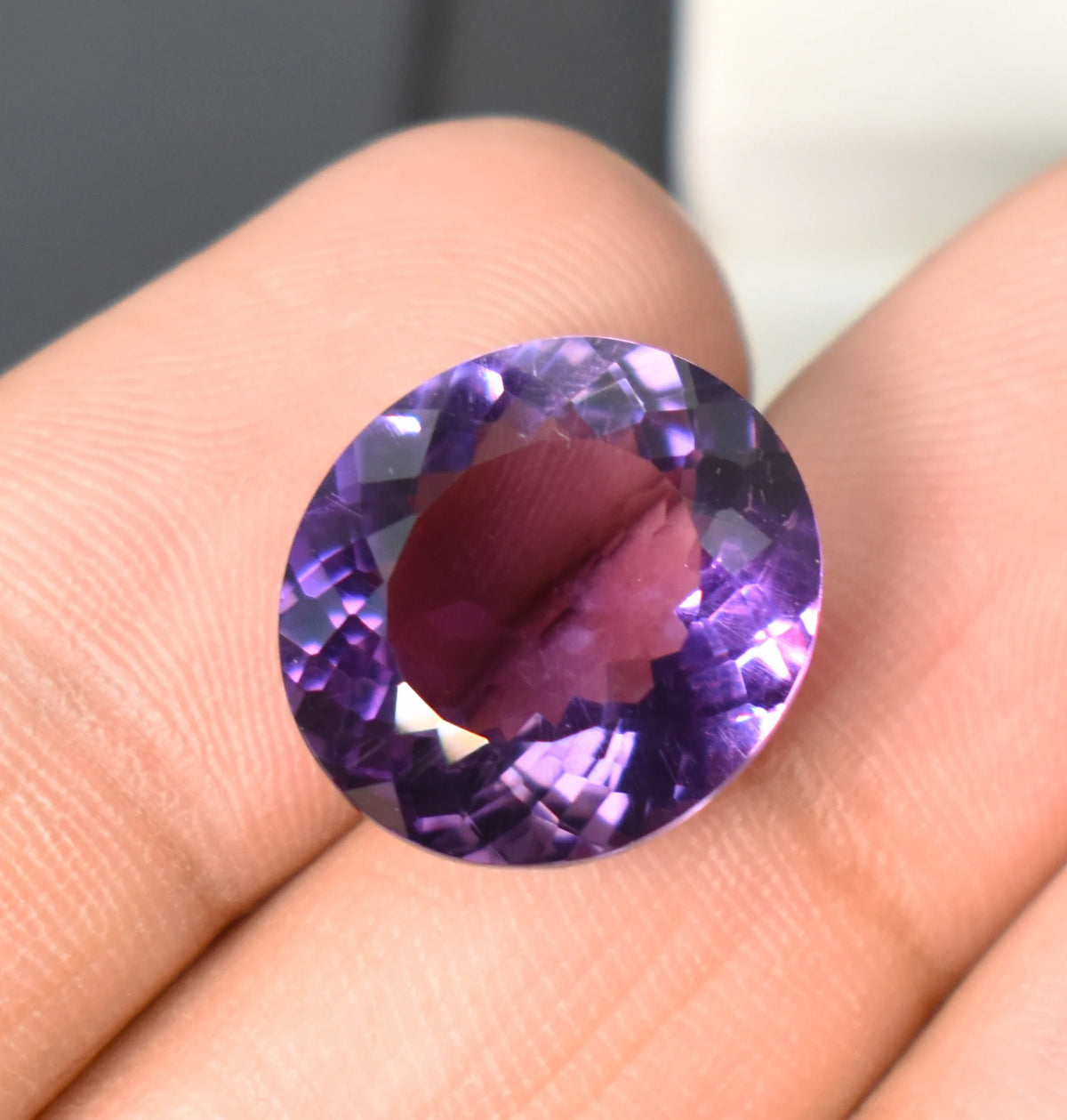 Pierre violette ovale facettée 11,60 ct