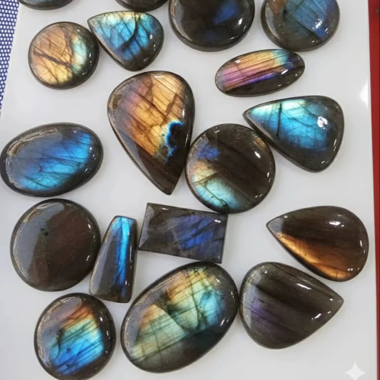 Cabochon bleu annoncé en labradorite