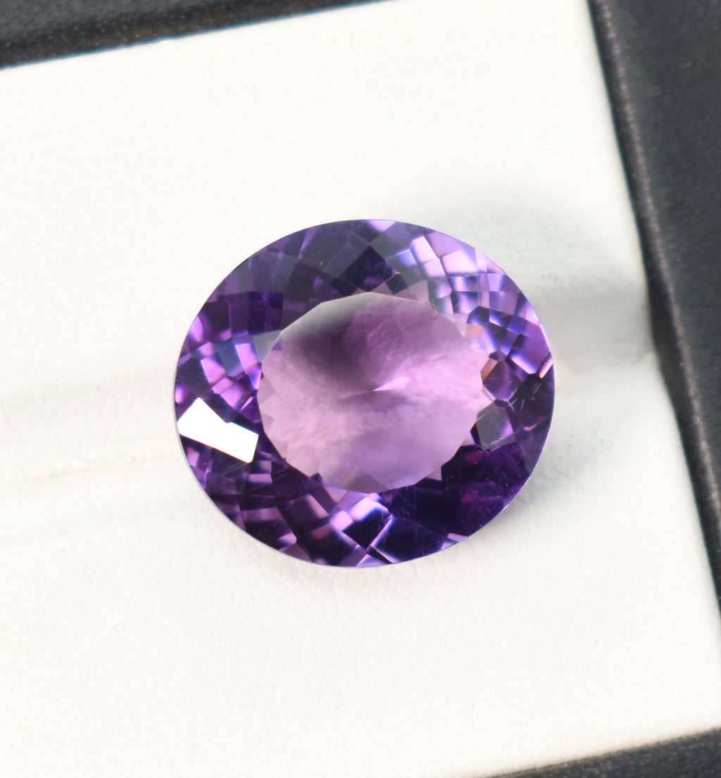 Pierre violette ovale facettée 11,60 ct
