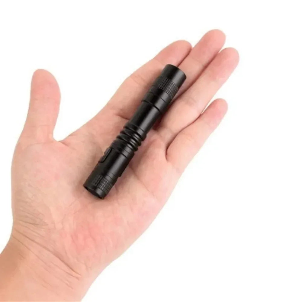 Mini lampe torche LED de poche — compacte et pratique